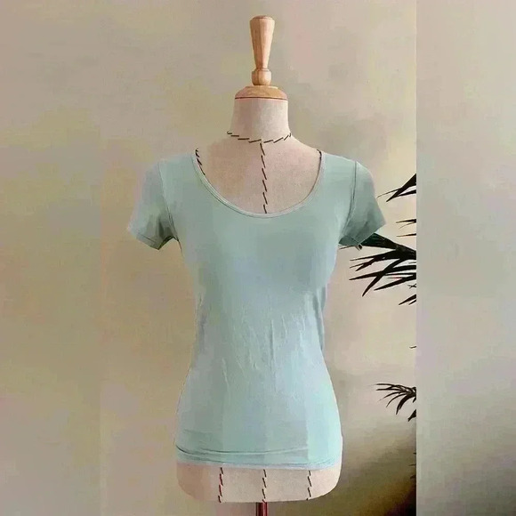 Uniqlo Mint Smooth T-Shirt with Built-In Bra - Size XS - Picture 1 of 6